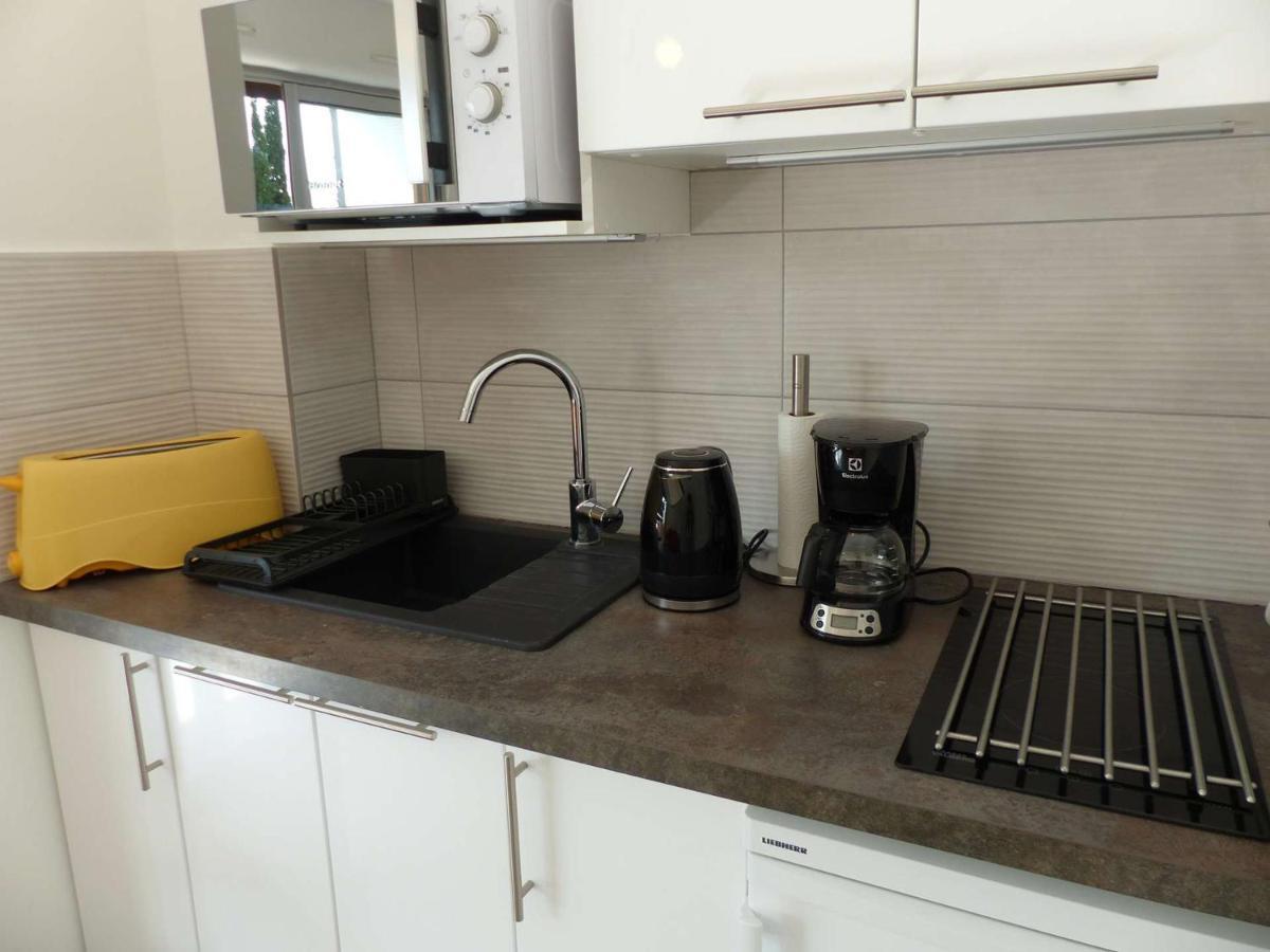 Charmant Studio Climatise Avec Balcon A 50M De La Plage - Le Lavandou Centre-Ville - Fr-1-308-110 Экстерьер фото